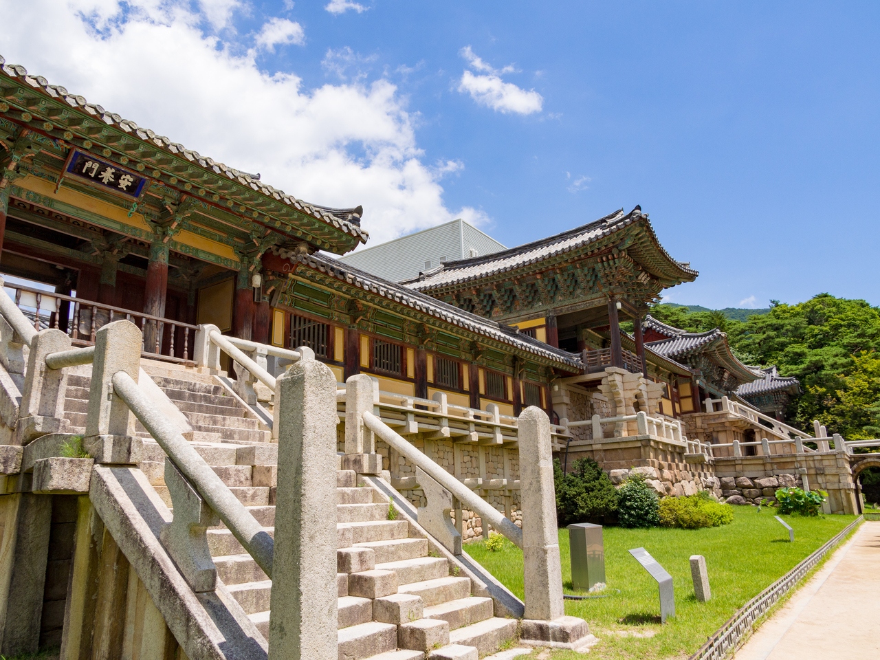 佛國寺:被聯合國教科文組織列為世界遺產,是新羅時代建築的終極象徵。以其歷史悠久的石階和佛塔而聞名,是韓國佛教歷史上必訪的景點。 佛國寺:被聯合國教科文組織列為世界遺產,是新羅時代建築的終極象徵。以其歷史悠久的石階和佛塔而聞名,是韓國佛教歷史上必訪的景點。
