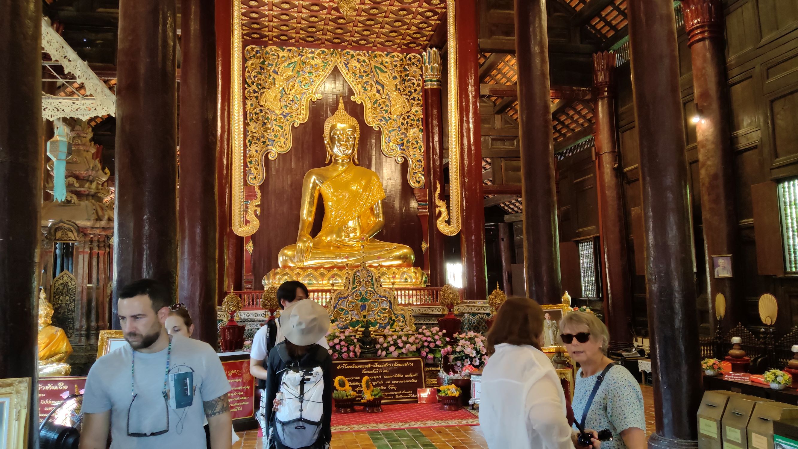 盼道寺溫暖的木色和優雅的建築與鄰近寺廟的石頭和灰泥形成了鮮明的對比。