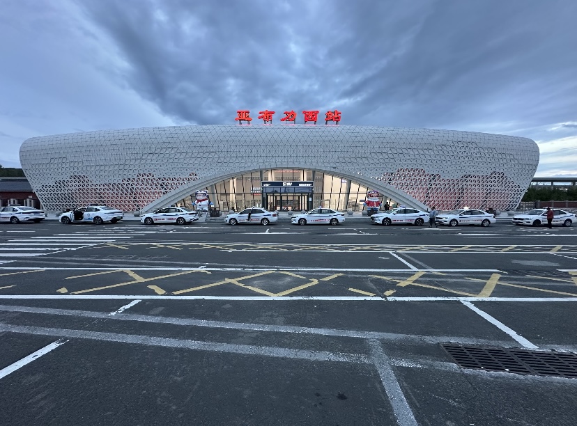 本行程為亞布力起止🚩
接送範圍：亞布力西站/滑雪旅遊度假區內飯店民宿
接站時間🕐
亞布力西站：8：30之前到【高鐵到站時間】
送站時間🕐
最晚18:00雪鄉返回亞布力
【具體時間請聽從司機安排呦📣】