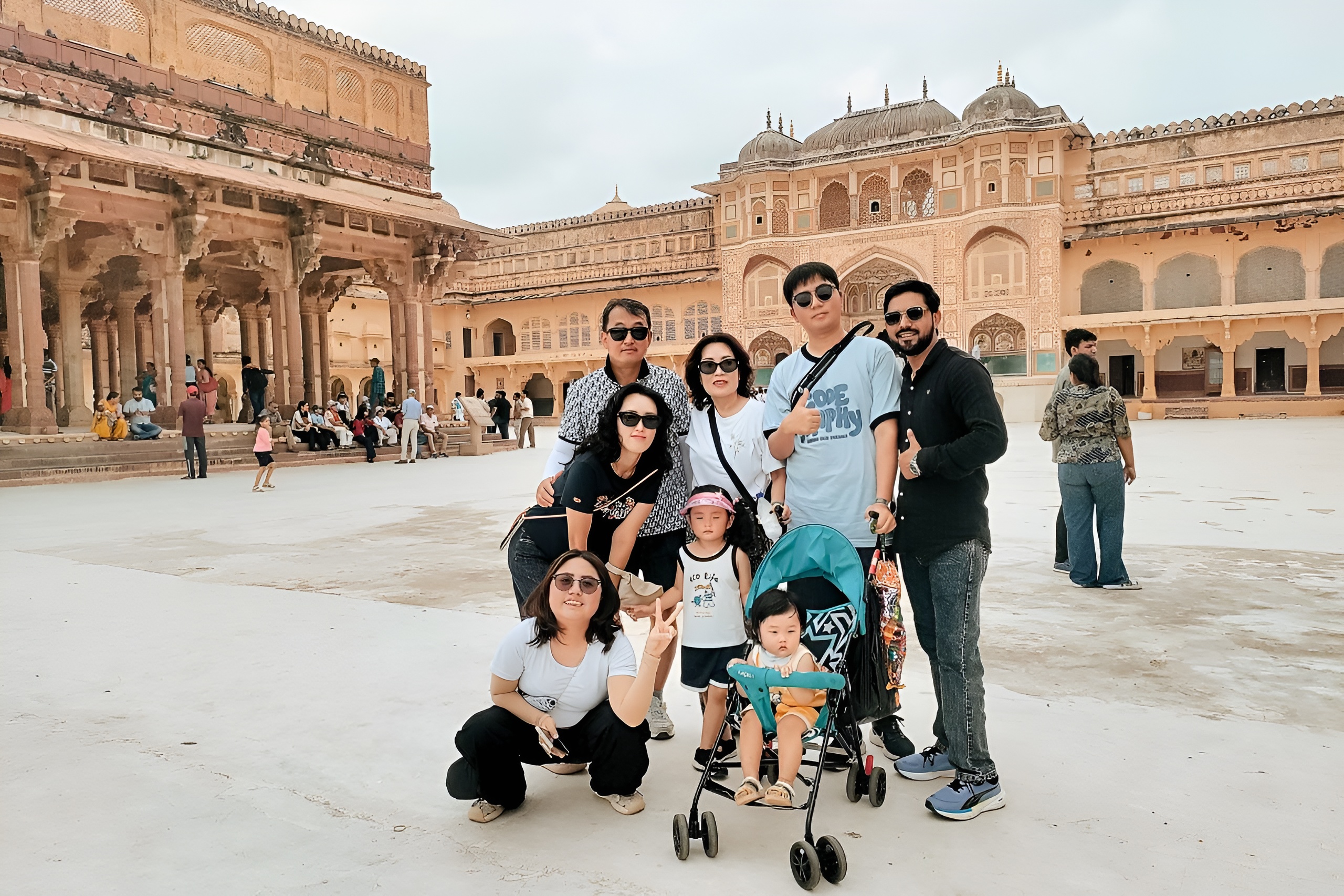 安珀堡,是齋浦爾最受歡迎的景點之一,展現了皇室的歷史與文化傳承。這裡以精美的藝術雕刻、鏡面裝飾和宏偉的庭院而聞名。 安珀堡,是齋浦爾最受歡迎的景點之一,展現了皇室的歷史與文化傳承。這裡以精美的藝術雕刻、鏡面裝飾和宏偉的庭院而聞名。