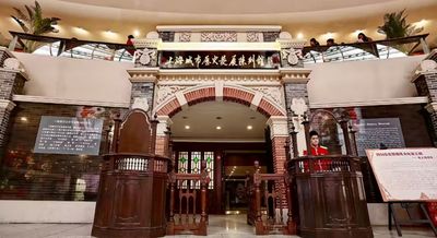 上海城市歷史發展陳列館以復古建築風格呈現，通過千餘件文物、動態模型與多媒體互動，系統展現上海從開埠到現代的百年變遷