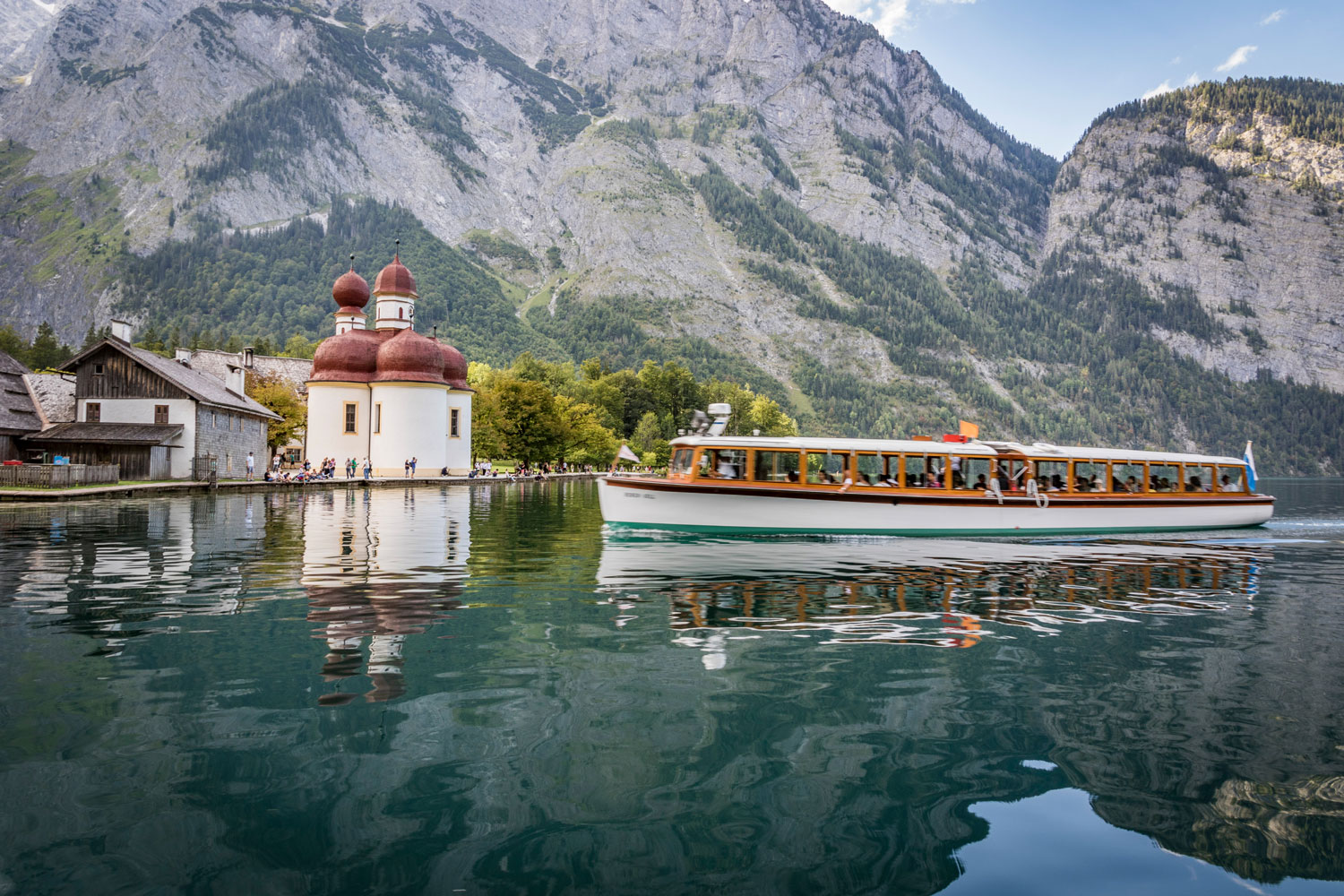 boat cruising on king's lake 
