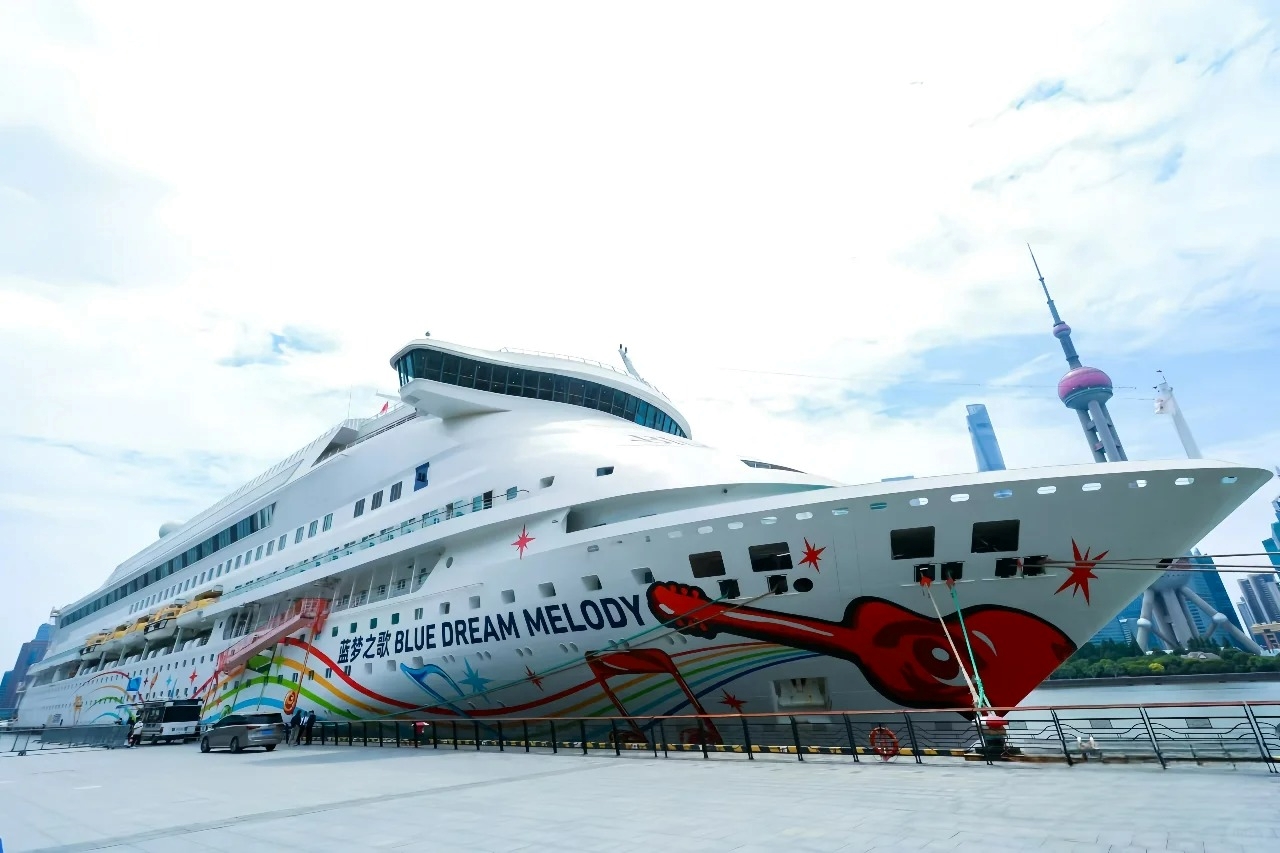 The cruise ship slowly sails back over the blue sky. On the way, you can also see the SCT terminal from afar and feel the mystery and magnificence of the marine industry!