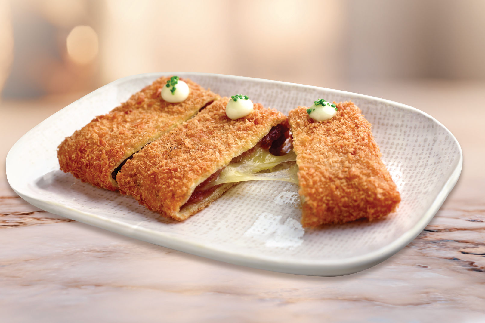 莫札瑞拉起司豬排 - Gourmet Fusion Bakkwa(融合豬五花肉與後腿肉)、濃郁莫札瑞拉起司、特製美乃滋及韭菜。 莫札瑞拉起司豬排 - Gourmet Fusion Bakkwa(融合豬五花肉與後腿肉)、濃郁莫札瑞拉起司、特製美乃滋及韭菜。