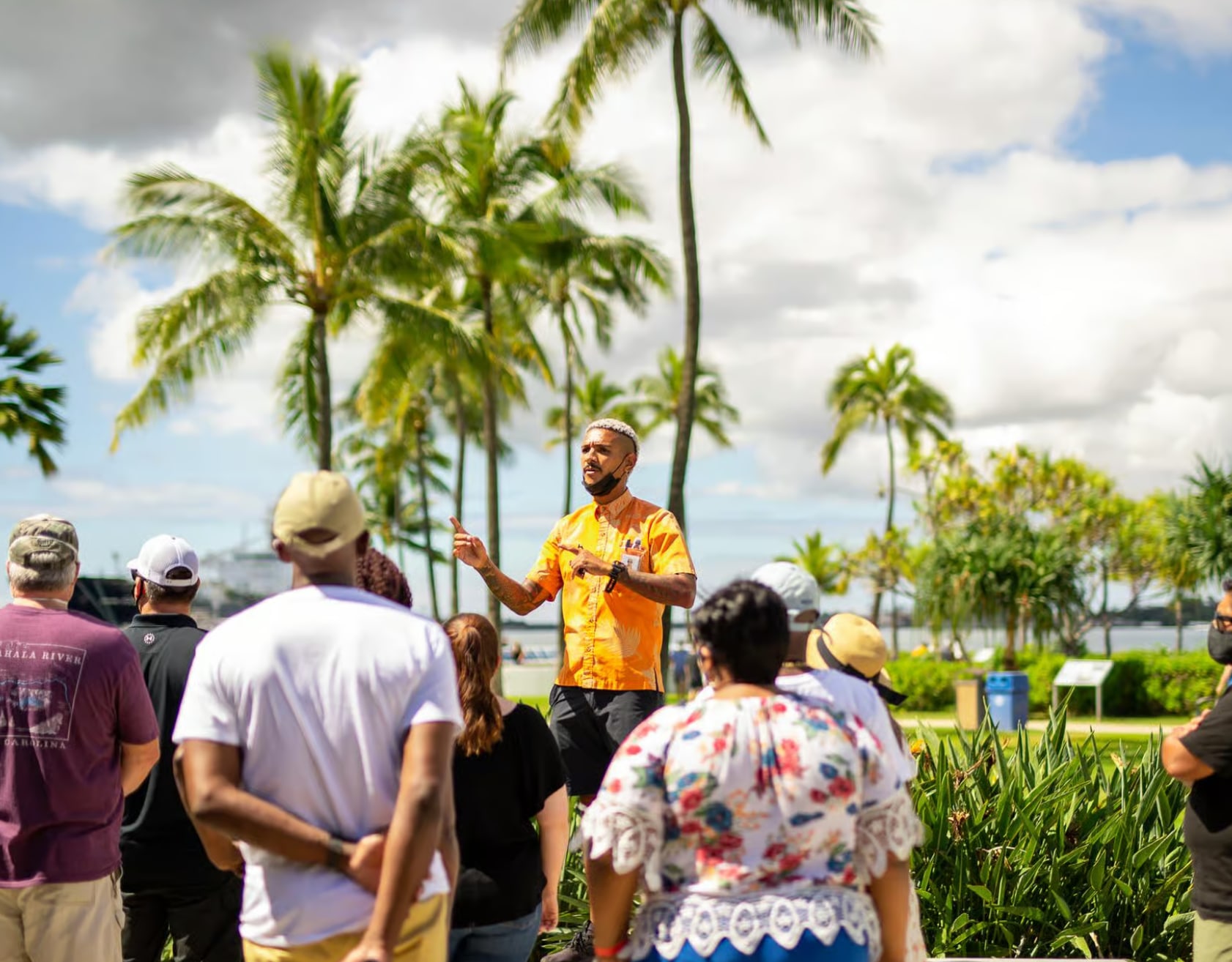 友善的導遊將帶您在歐胡島風景優美的環島之旅中分享故事和島嶼傳說 友善的導遊將帶您在歐胡島風景優美的環島之旅中分享故事和島嶼傳說