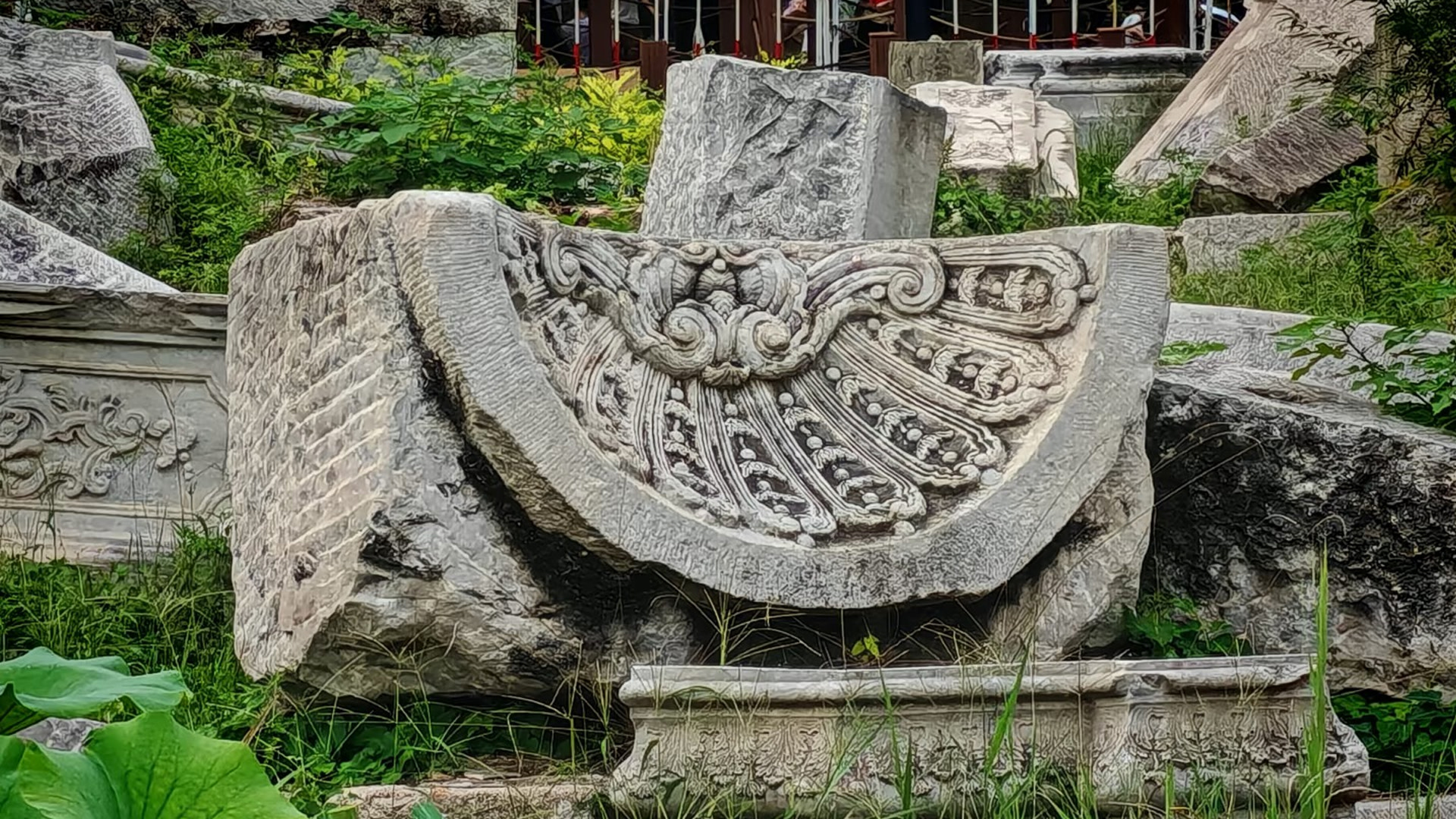 圓明園遺址，歷史殘存石刻，回望歲月滄桑。