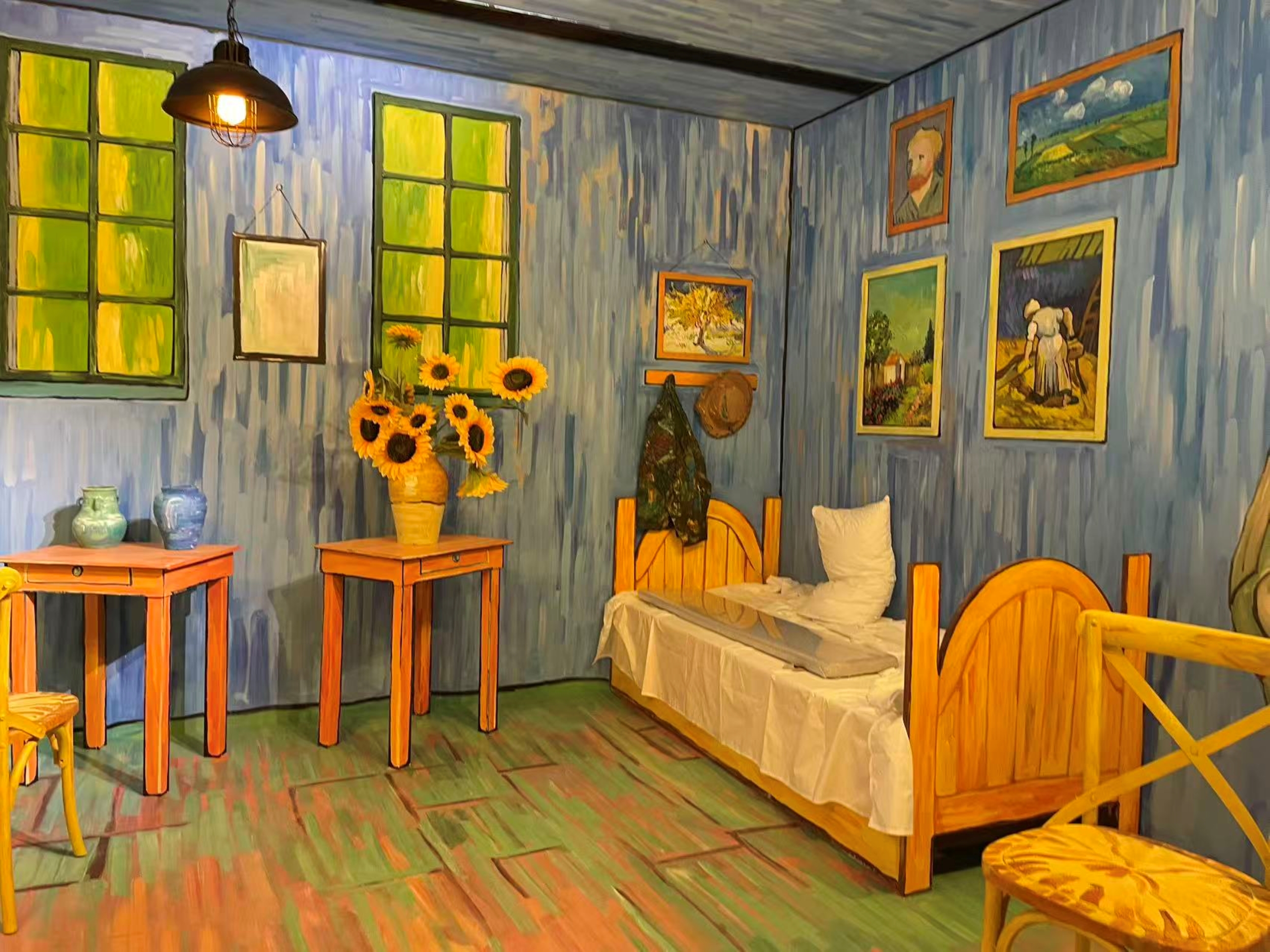 梵高臥室復刻場景,1:1 還原畫作細節,沉浸式走進藝術家的生活空間 梵高臥室復刻場景,1:1 還原畫作細節,沉浸式走進藝術家的生活空間