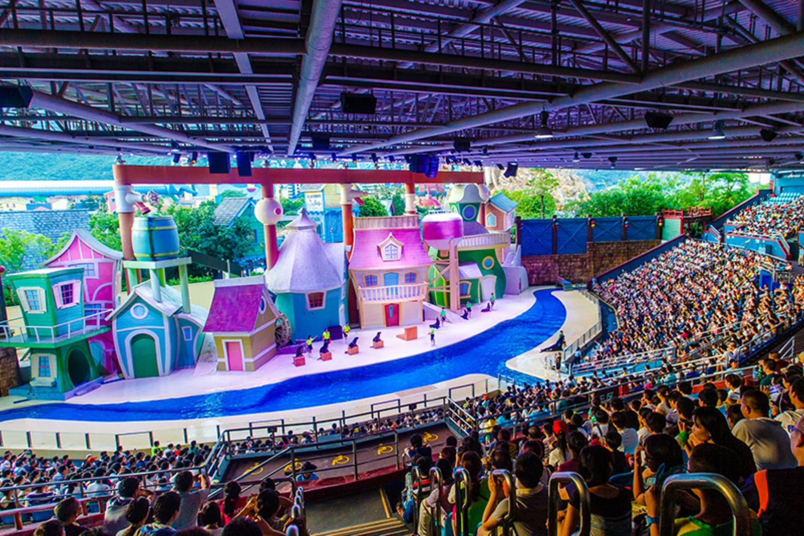 海獅劇場
海獅村盛大的百年慶典進行中,忽然,一夥海盜闖進了海獅村。想要佔領村莊。 村長的帶領村民們與海盜展開了各種令人爆笑又險象環生的村莊爭奪戰。 在爭奪戰中,村莊失火,萬分危急時刻雙方齊心協力。終於成功的解除了危機,百年慶典繼續快樂進行! 海獅劇場
海獅村盛大的百年慶典進行中,忽然,一夥海盜闖進了海獅村。想要佔領村莊。 村長的帶領村民們與海盜展開了各種令人爆笑又險象環生的村莊爭奪戰。 在爭奪戰中,村莊失火,萬分危急時刻雙方齊心協力。終於成功的解除了危機,百年慶典繼續快樂進行!