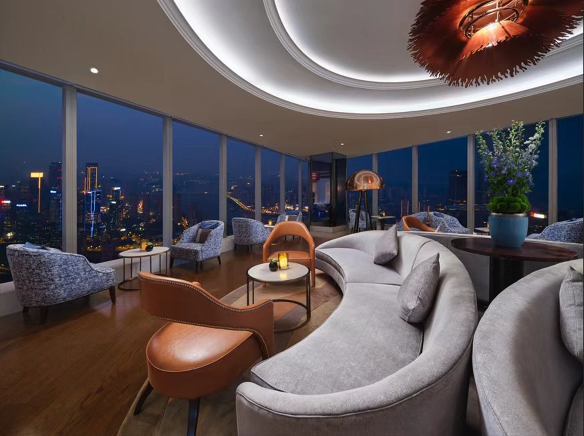 夜幕低垂,在朝夕酒廊俯瞰燈火璀璨,沉醉於這城市的迷人夜色 夜幕低垂,在朝夕酒廊俯瞰燈火璀璨,沉醉於這城市的迷人夜色