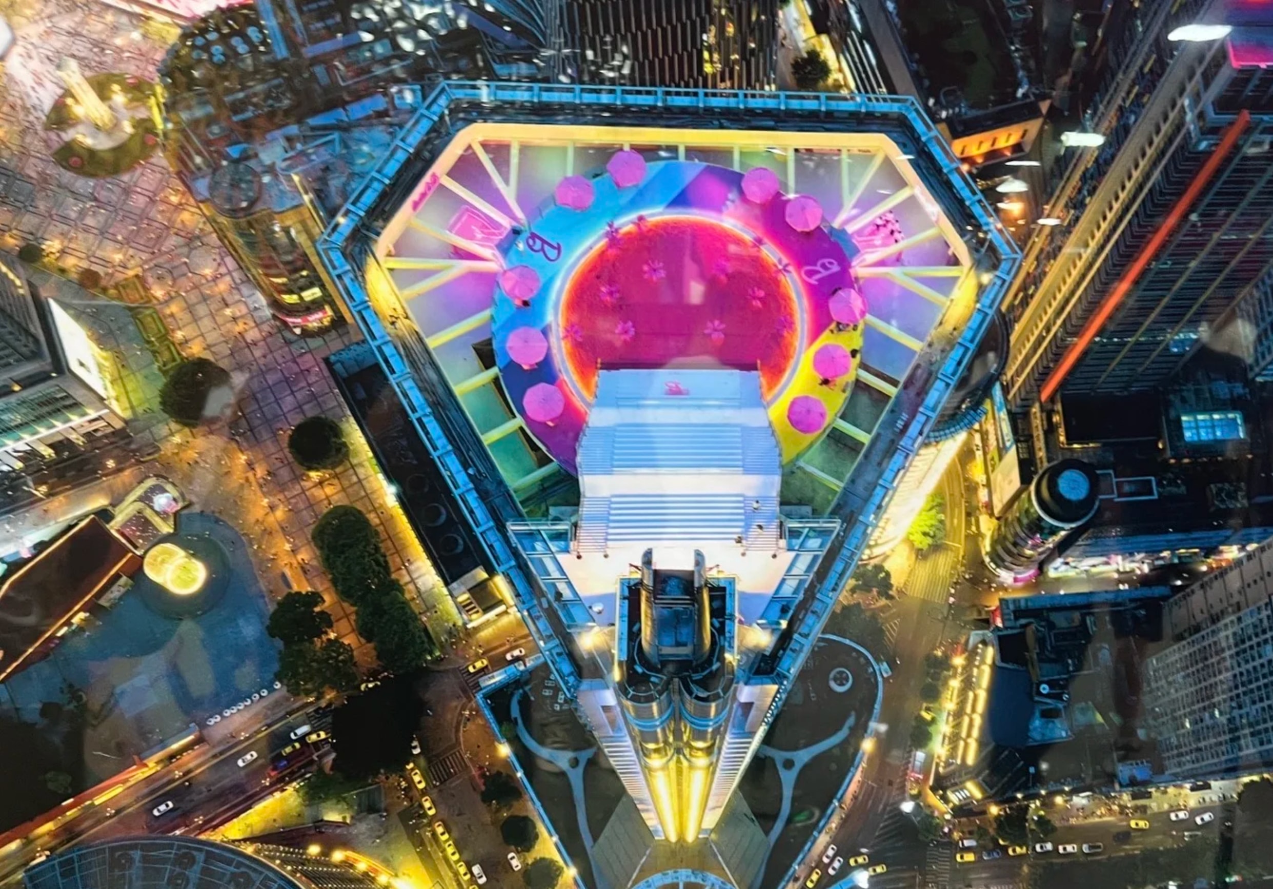 這裡不僅是觀景臺,更是一個集高空視野、藝術裝置、主題展覽與極限體驗於一體的“城市空中樂園” 這裡不僅是觀景臺,更是一個集高空視野、藝術裝置、主題展覽與極限體驗於一體的“城市空中樂園”