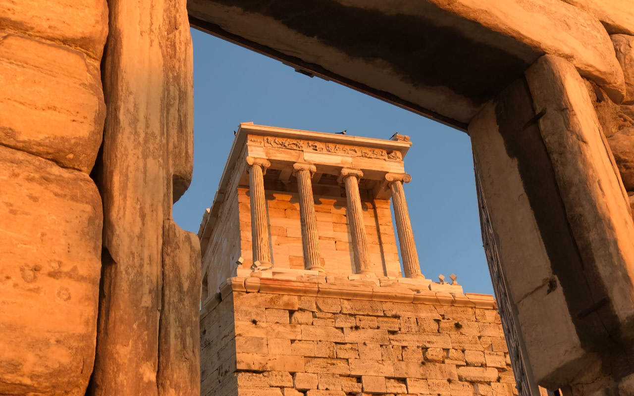 漫步於經典的卡里亞蒂德女像柱之間，近距離感受帕德嫩神殿的宏偉壯麗。