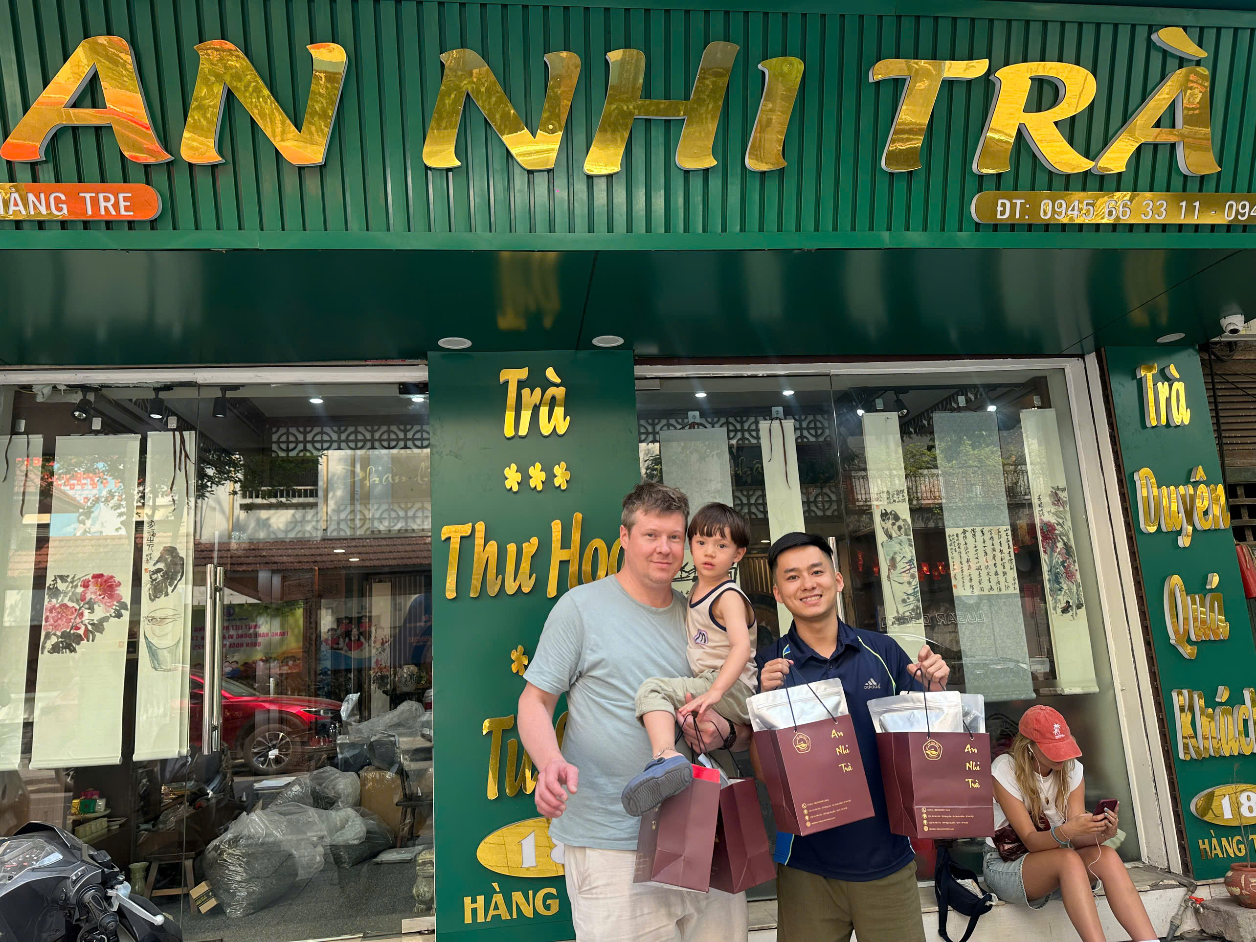 Daily Vietnam Tea Tasting & Train Street With Lunch 