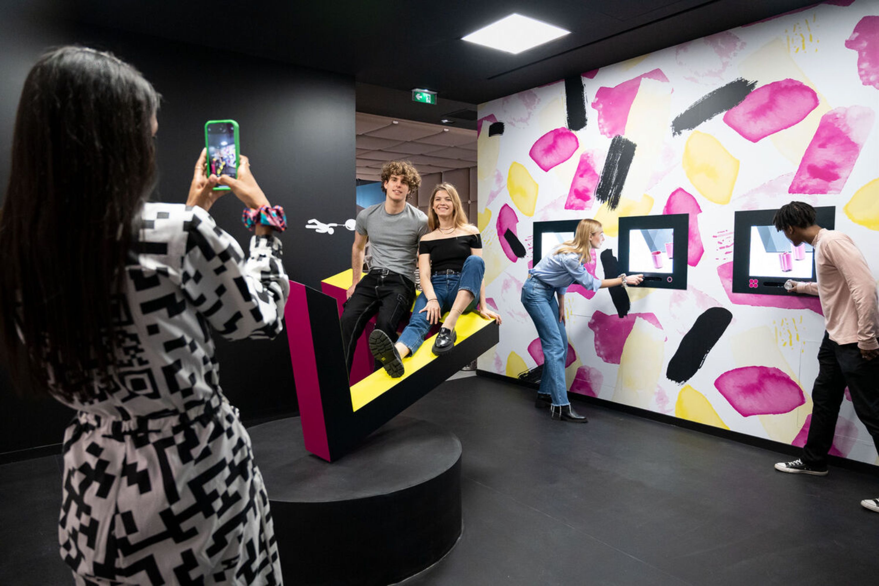 在巴黎錯覺博物館拍下最有趣、色彩最繽紛的照片! 在巴黎錯覺博物館拍下最有趣、色彩最繽紛的照片!