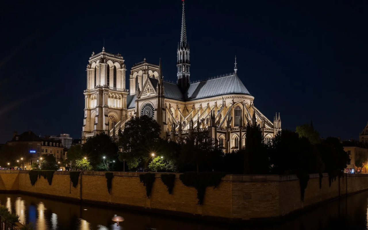 Notre-Dame Cathedral access and outdoor walking tour in Paris