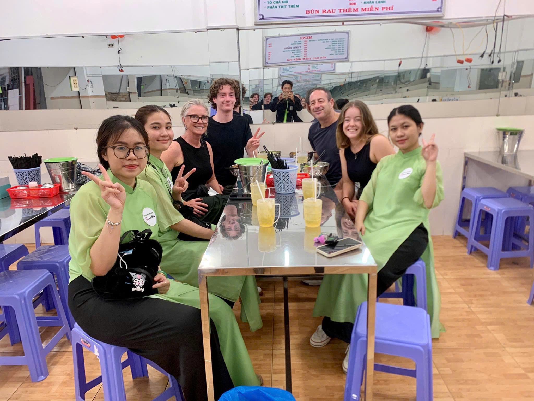 Хошимин: Пешая экскурсия по уличной еде с 12 местными дегустациями