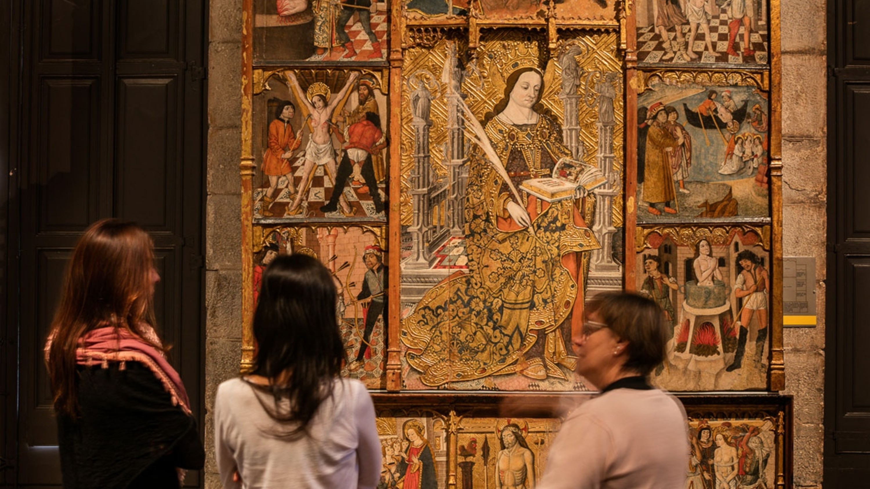 在溫暖的燈光下,古老的宗教文物靜靜地訴說著信仰和加泰隆尼亞的文化遺產 在溫暖的燈光下,古老的宗教文物靜靜地訴說著信仰和加泰隆尼亞的文化遺產