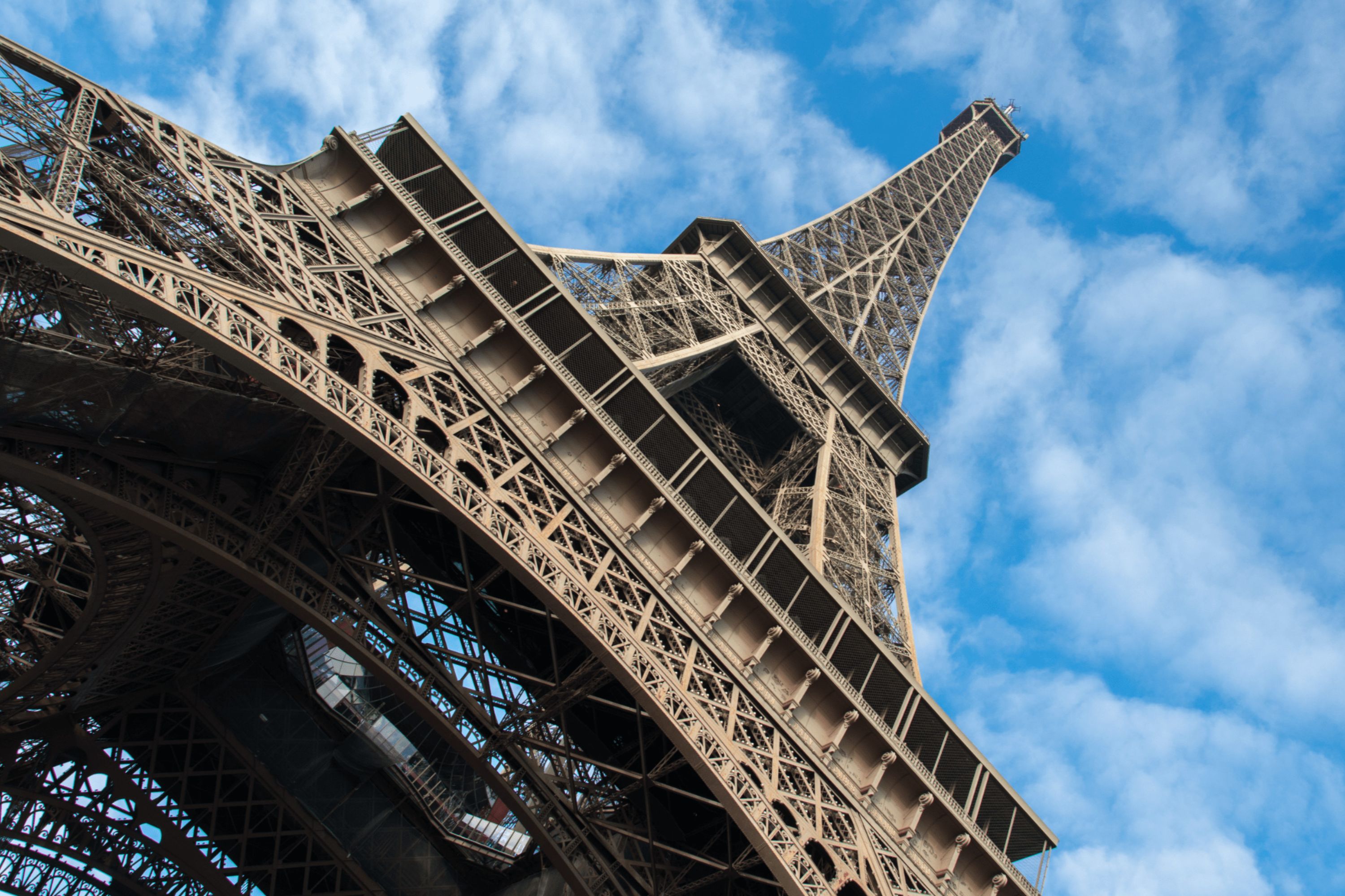 登上艾菲爾鐵塔二樓,在導遊帶領下探索鐵塔風光 登上艾菲爾鐵塔二樓,在導遊帶領下探索鐵塔風光