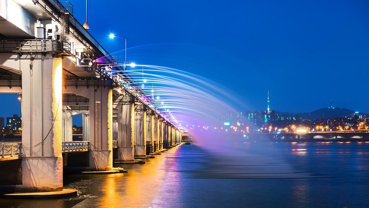 Enjoy the beautiful Banpo Bridge Rainbow Fountain!
