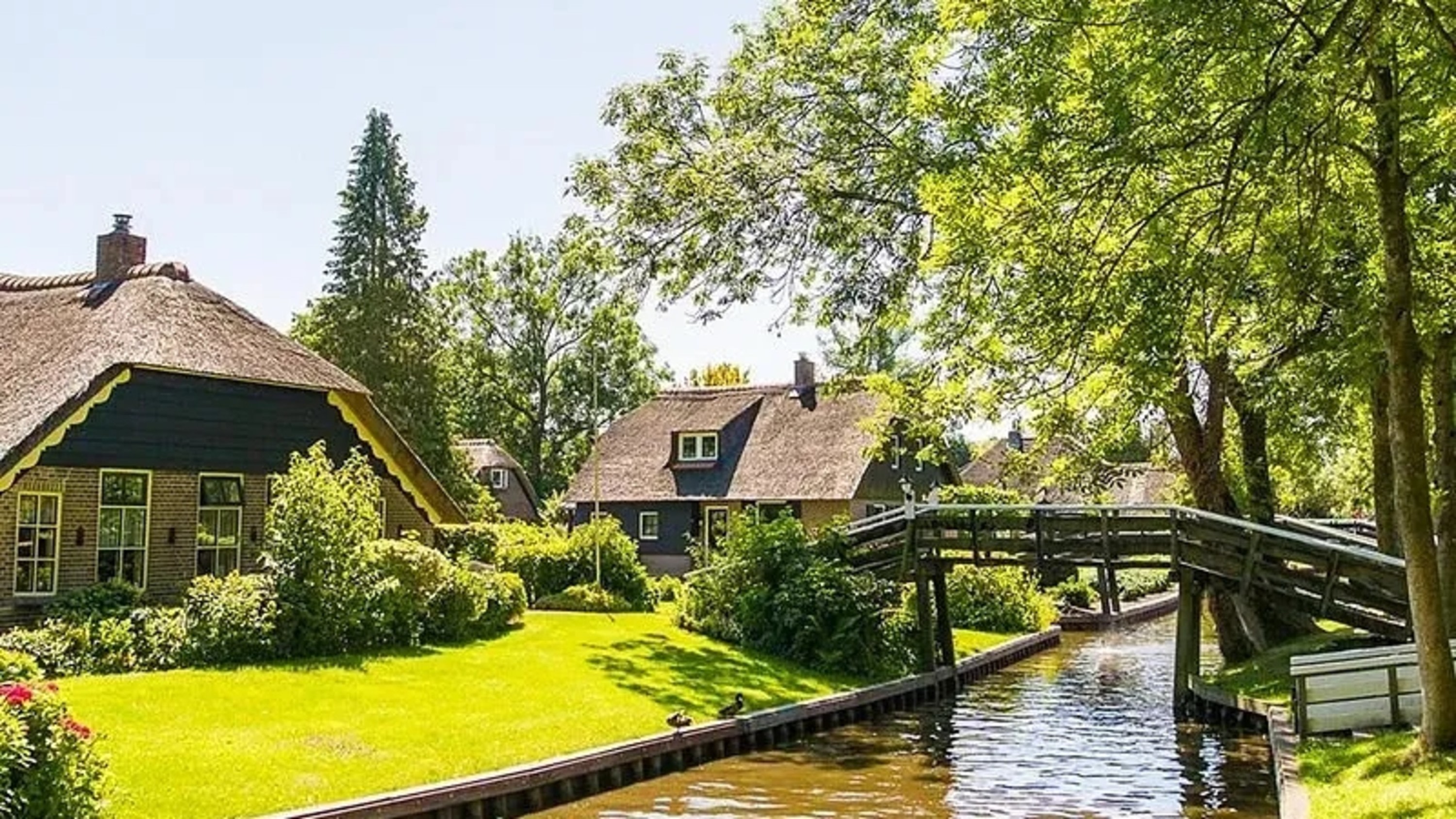 在迷人的木橋下享受寧靜的乘船之旅，完美捕捉羊角村的童話氛圍
