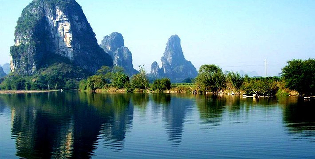 伏波山：洞中著名的“試劍石”懸垂而下，與地面僅一寸之隔，堪稱奇景。登至山頂視野極佳，可俯瞰碧綠灕江蜿蜒穿城而過，山水城郭相映成趣。