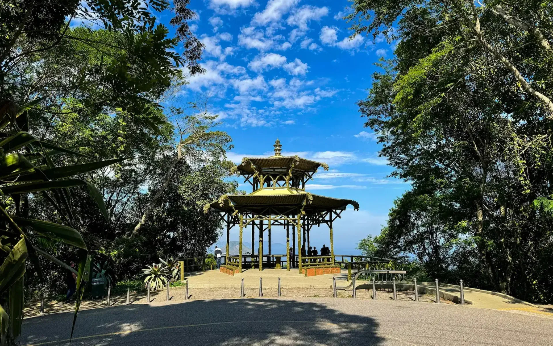 抵達中國觀景台，將里約熱內盧被茂密森林環繞的壯麗全景盡收眼底。