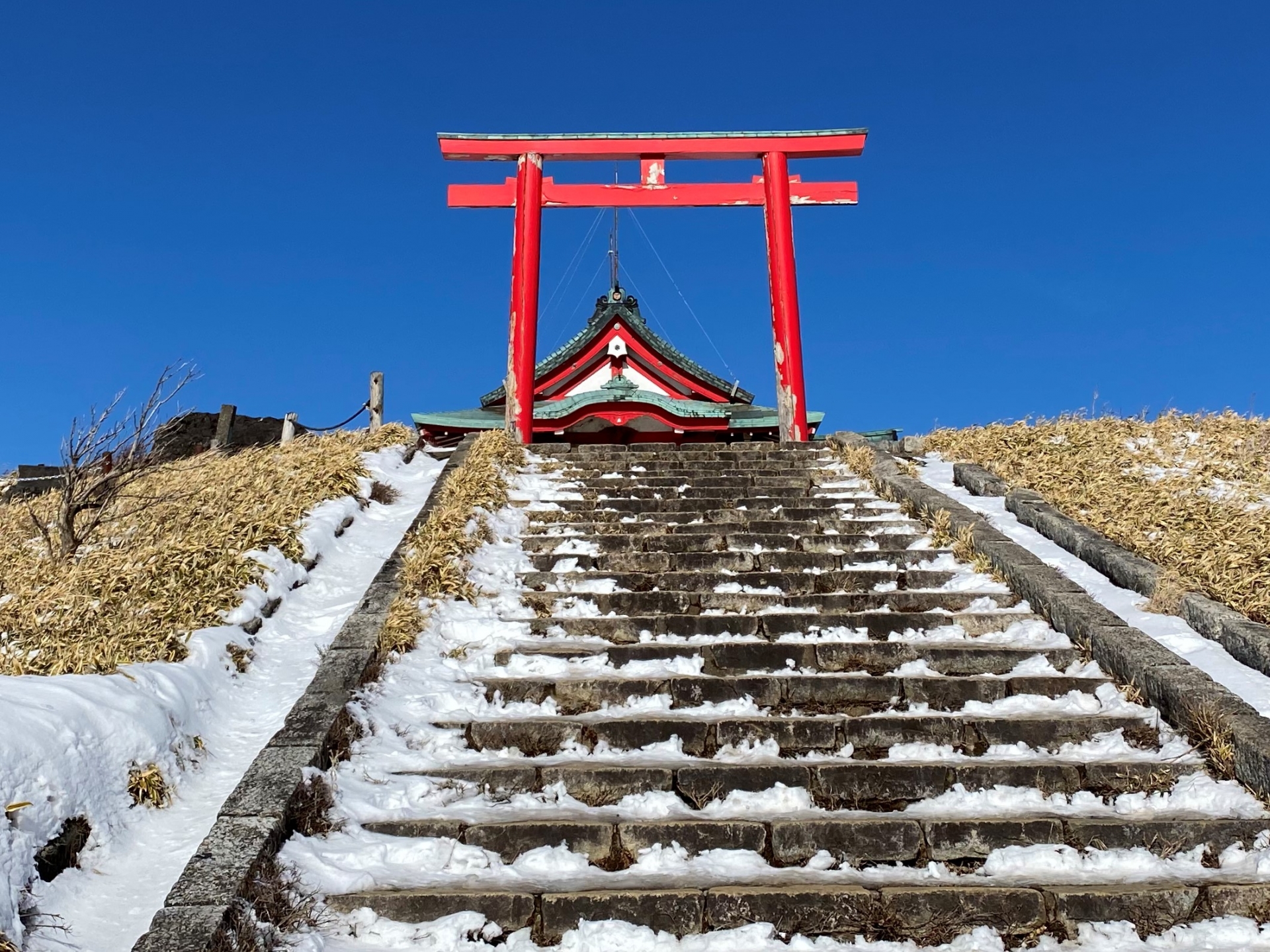 位於駒ヶ岳山頂的箱根神社元宮,以醒目的紅色鳥居與遼闊天空形成強烈對比。站在此處不僅能拍攝極具象徵性的照片,也能感受遠離塵囂的靜謐氛圍,是箱根知名的能量景點之一。 位於駒ヶ岳山頂的箱根神社元宮,以醒目的紅色鳥居與遼闊天空形成強烈對比。站在此處不僅能拍攝極具象徵性的照片,也能感受遠離塵囂的靜謐氛圍,是箱根知名的能量景點之一。
