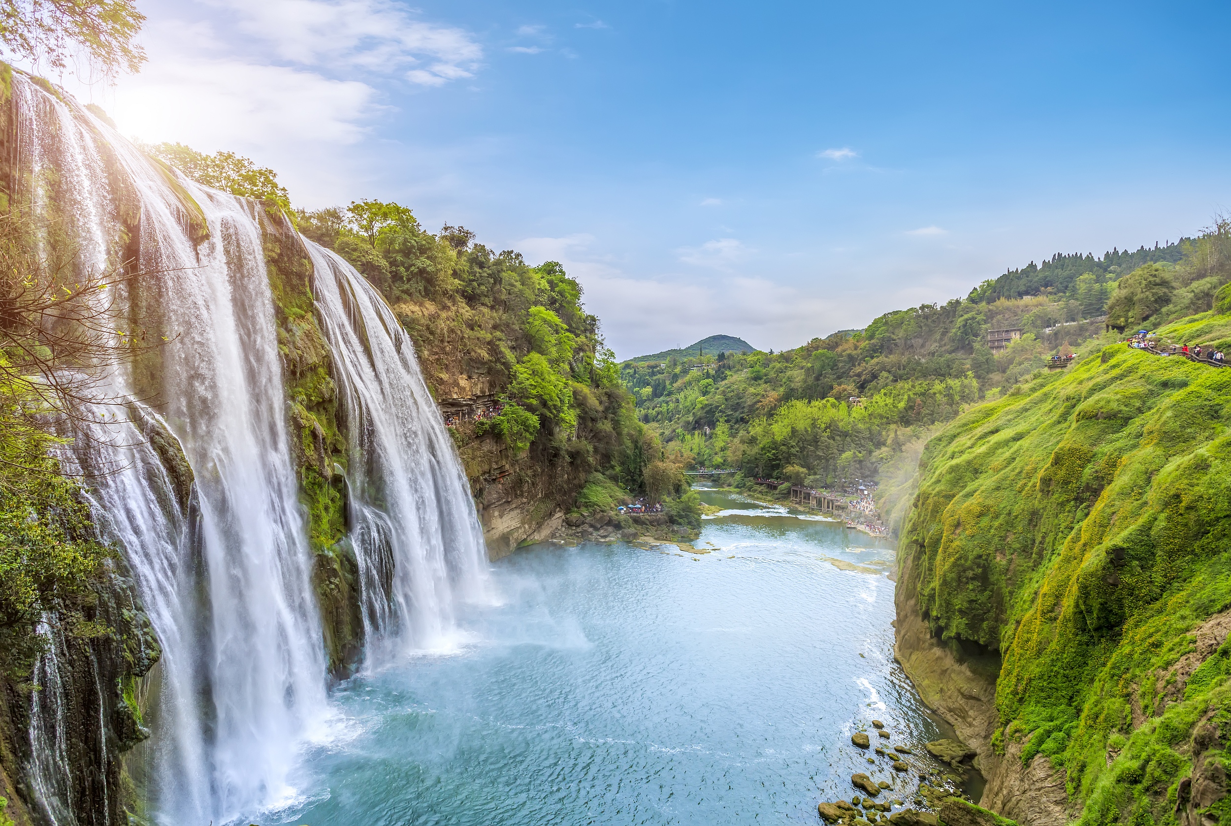 黃果樹瀑布高77.8米，寬101米，亞洲第一，可穿水簾洞，為86版《西遊記》取景地。