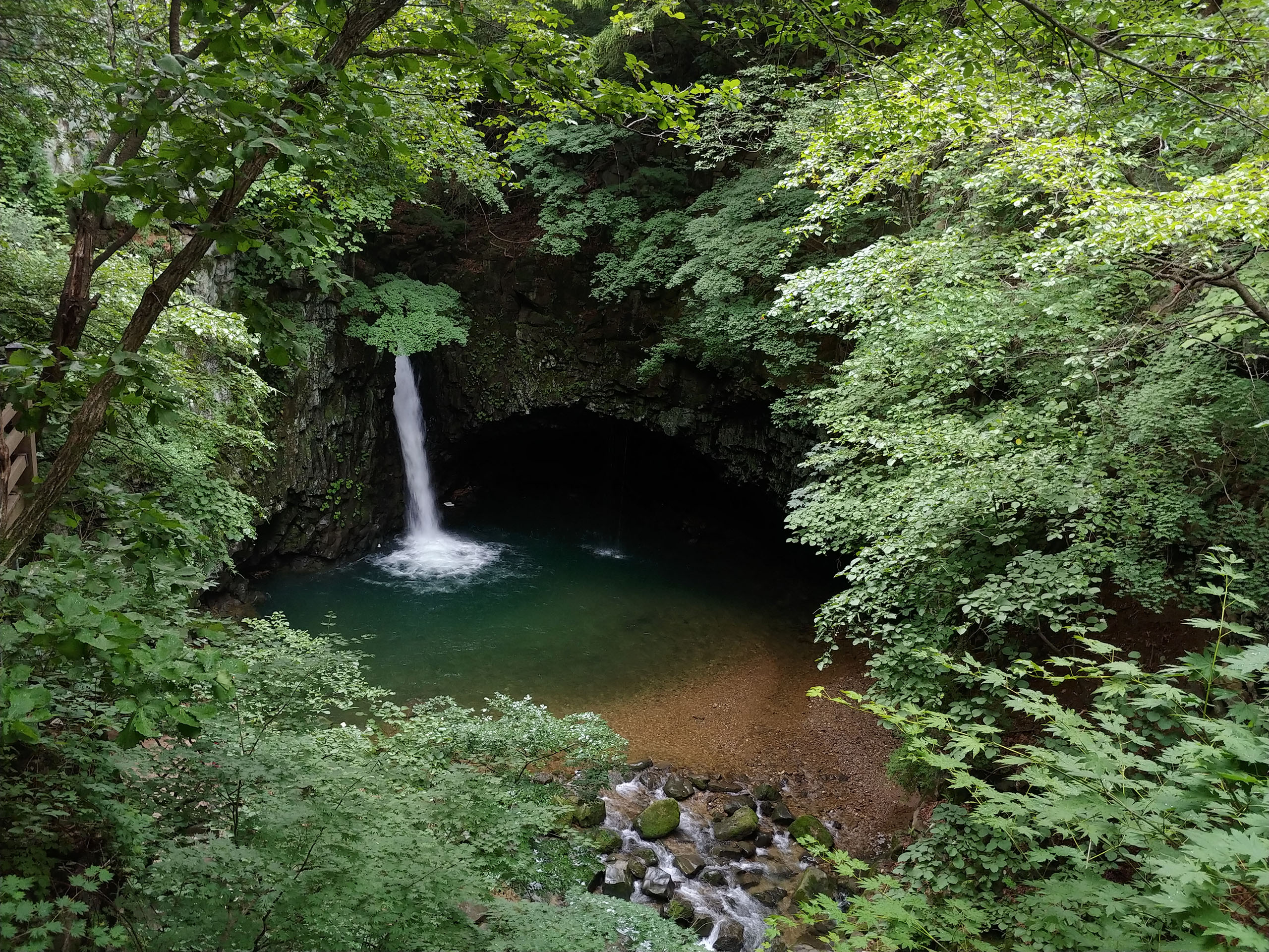 短暫徒步前往鳩鳴囊瀑布，這是一處隱藏在幽靜峽谷中的秘境。