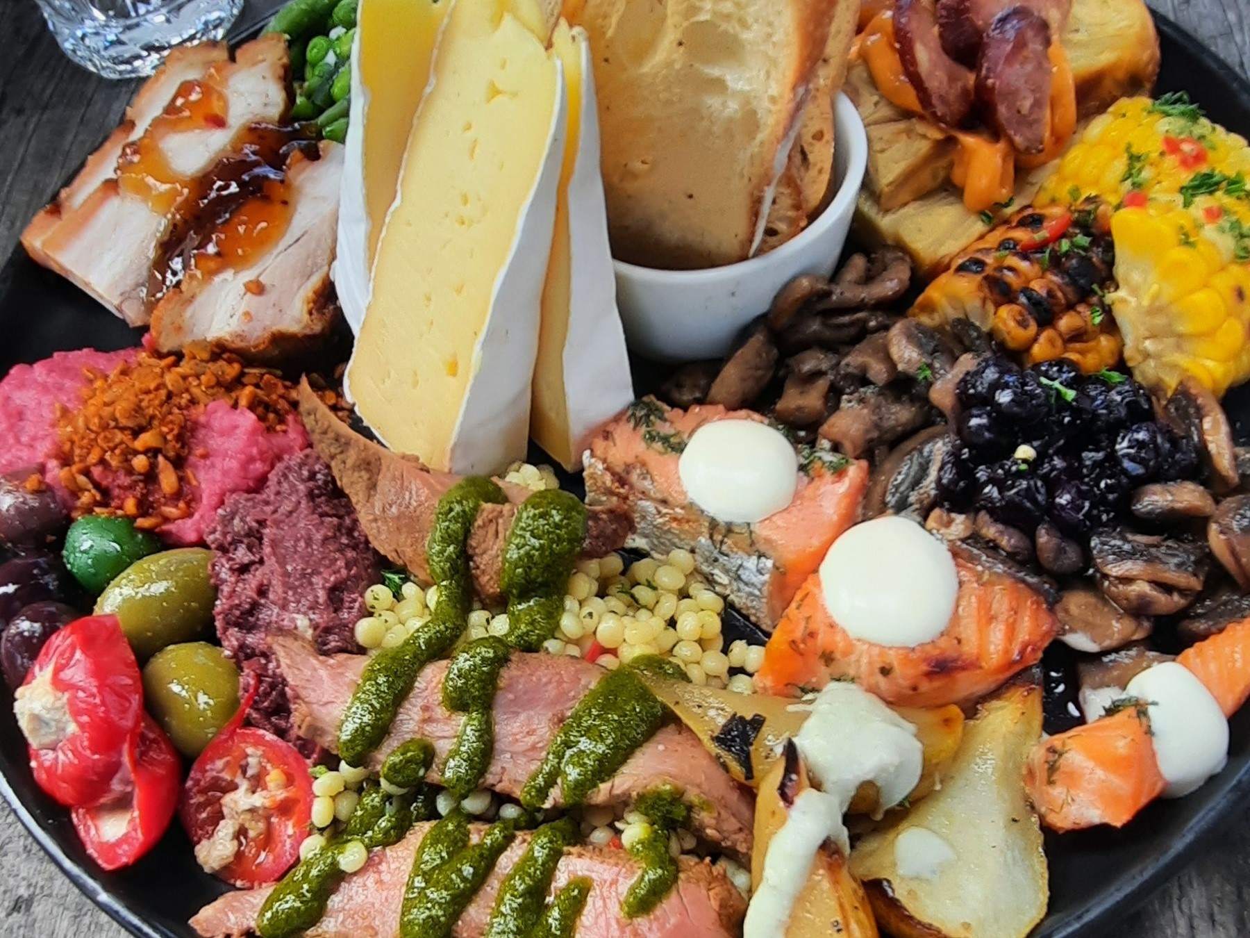 在葡萄園餐廳品嚐美酒佳餚，與家人共度難忘的歡樂時光！