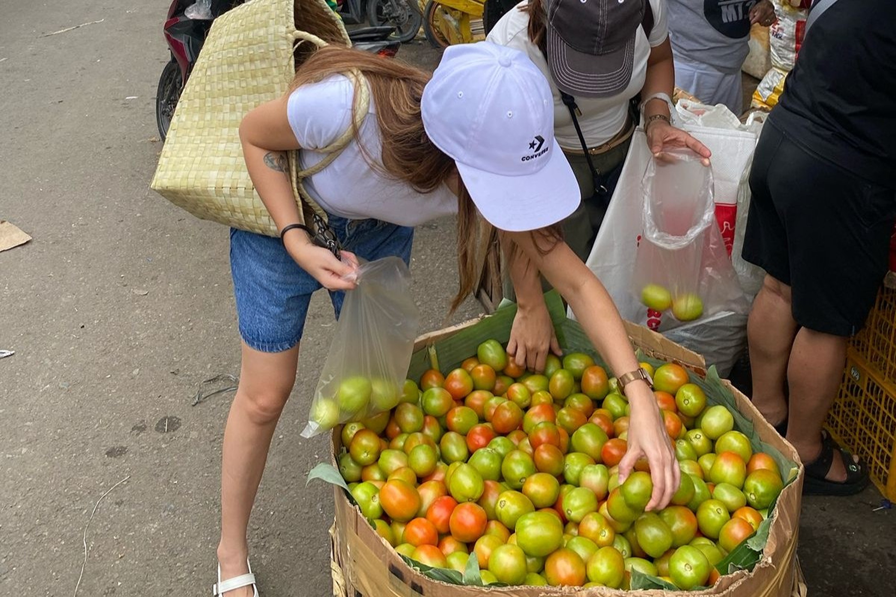 瀏覽當地新鮮農產品與當季水果