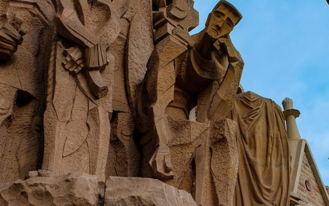 奎爾公園繽紛的馬賽克磁磚，讓您將巴塞隆納的絕美全景盡收眼底。