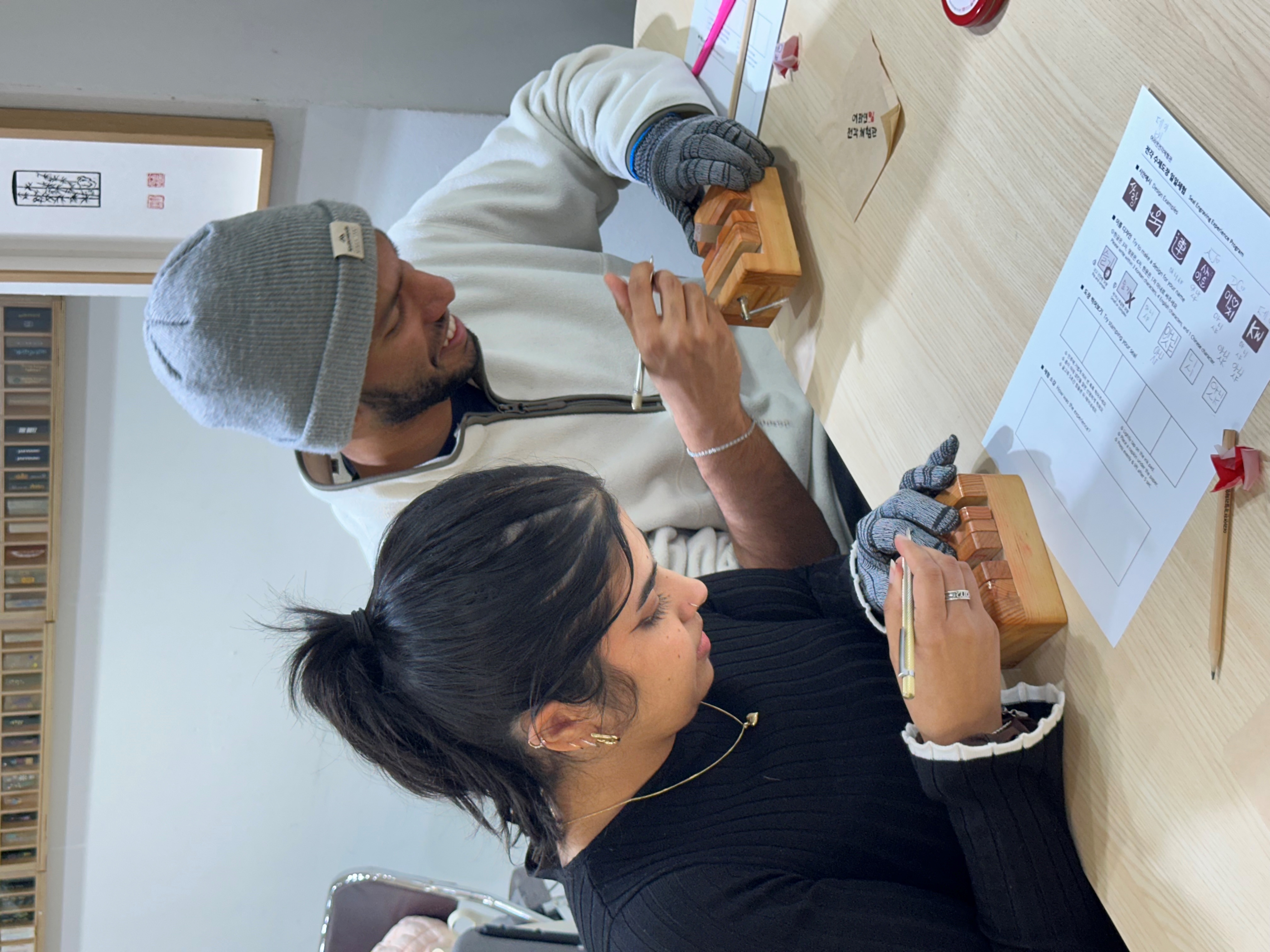 印章製作基礎課程：在印章底部刻上圖案或姓名。課程時長：30 - 40 分鐘