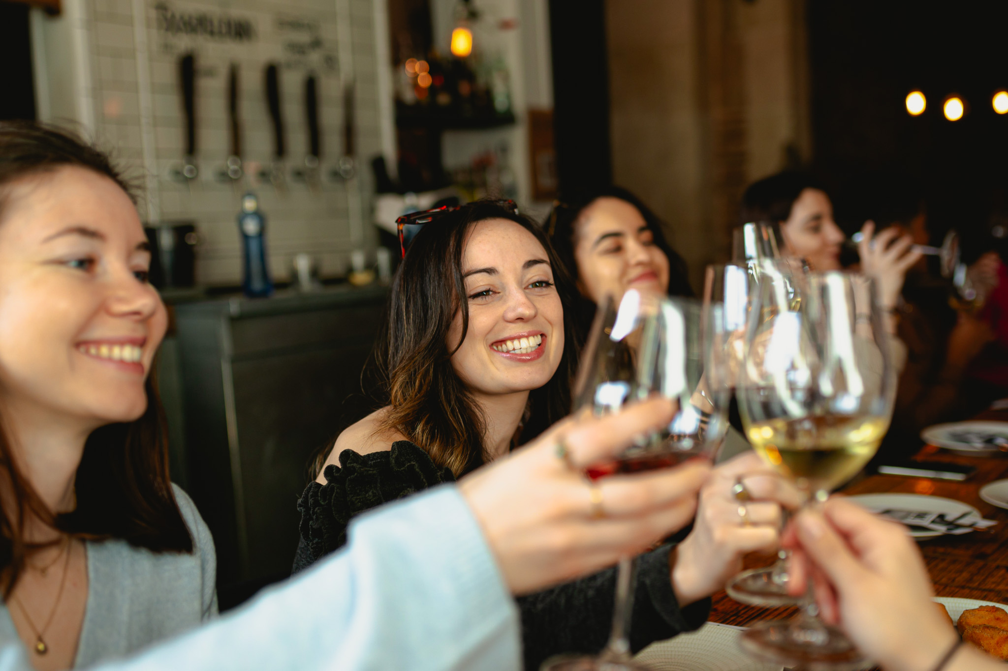 在巴塞隆納，舉杯暢飲西班牙小吃，共度難忘時光！