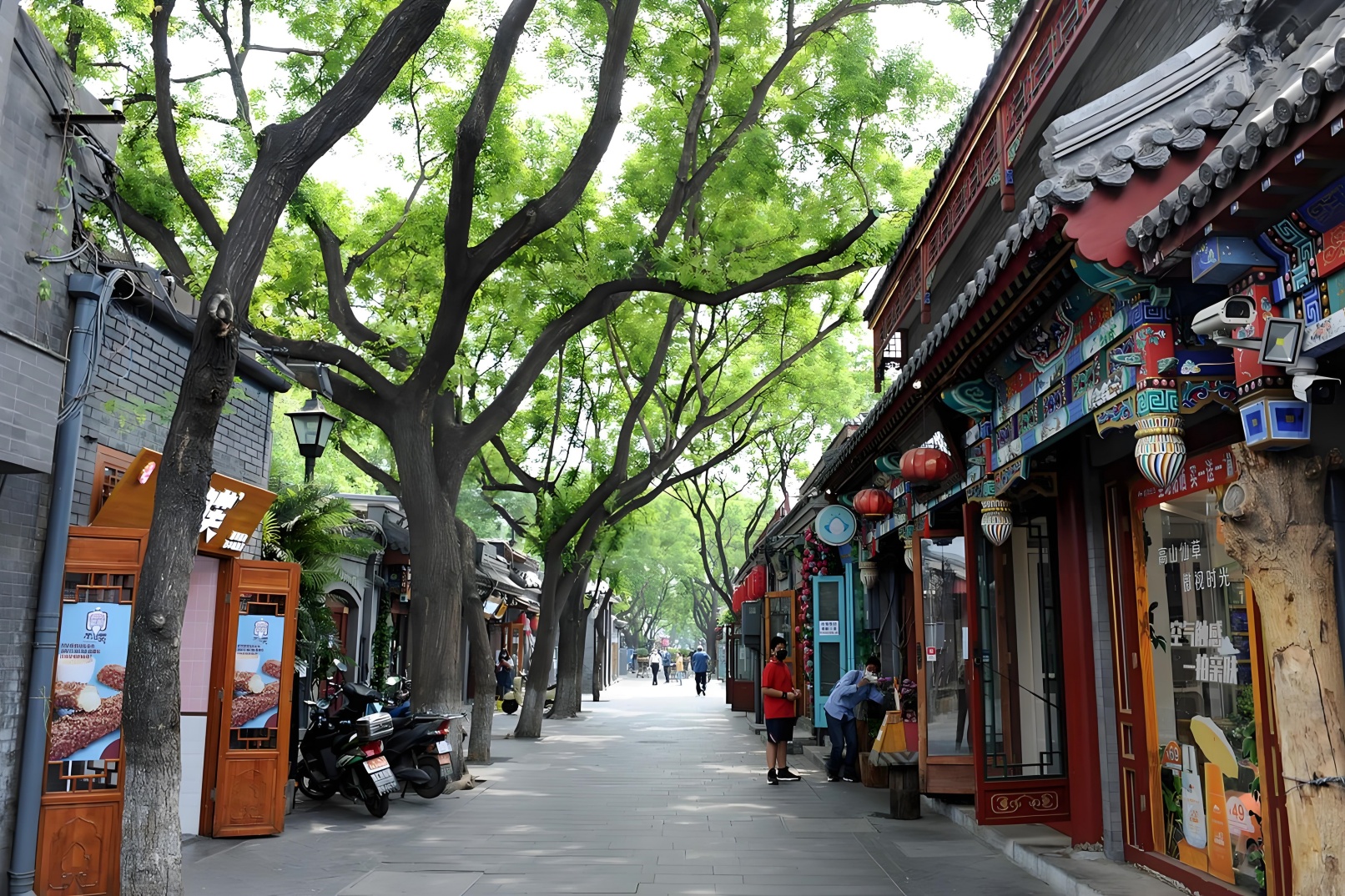 There are many Beijing-style delicacies and former residences of celebrities around Shichahai.