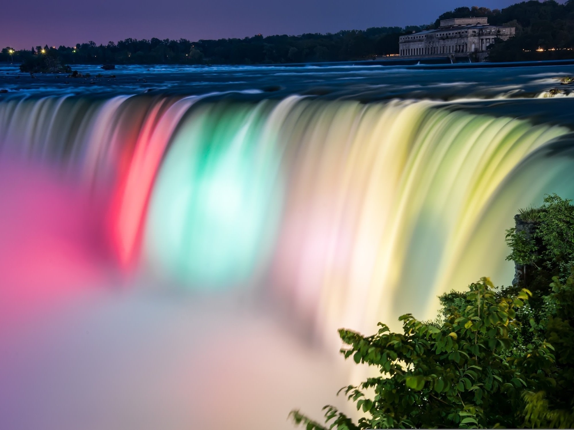 Niagara Falls USA night illumination walking tour