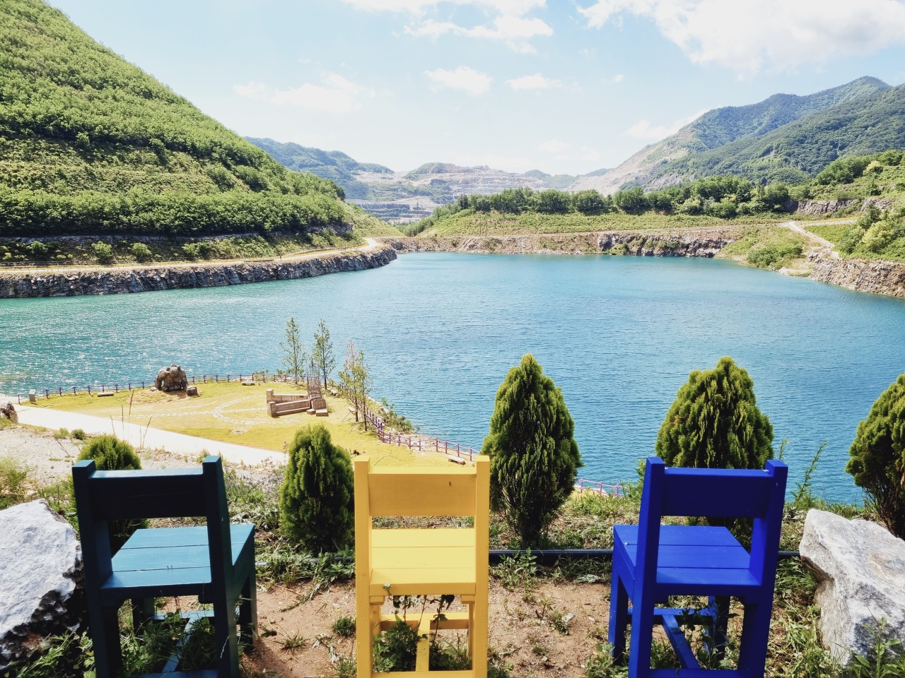 群山環抱的蔚藍色湖泊，宛如一幅生動的畫卷。