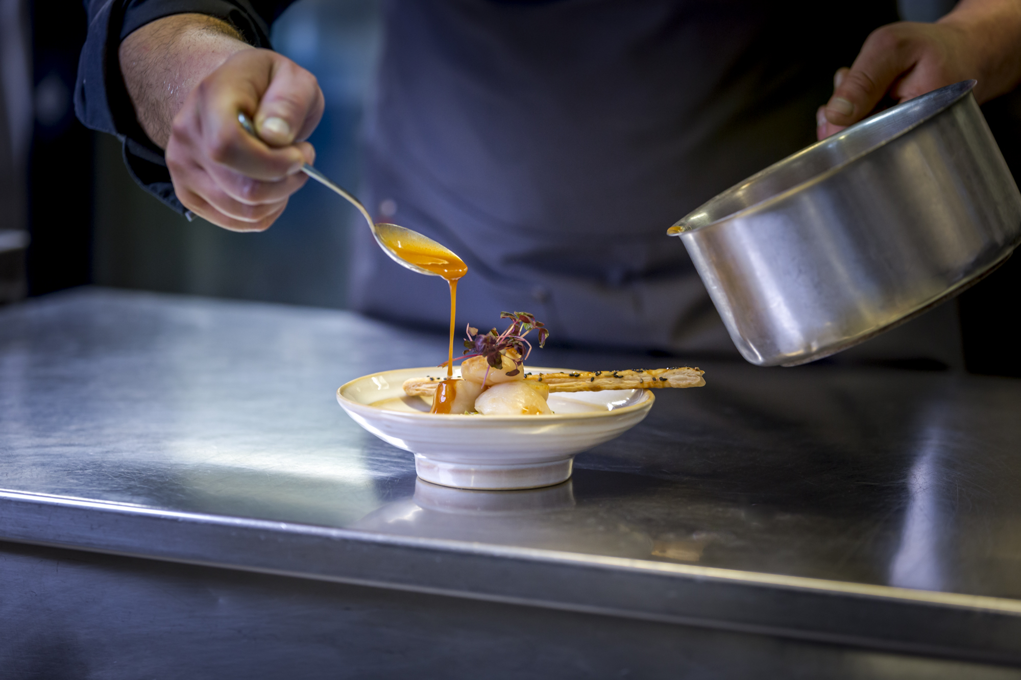 見證廚師精湛的技藝，他們一絲不苟地擺盤一道精緻、高品質的法式菜餚