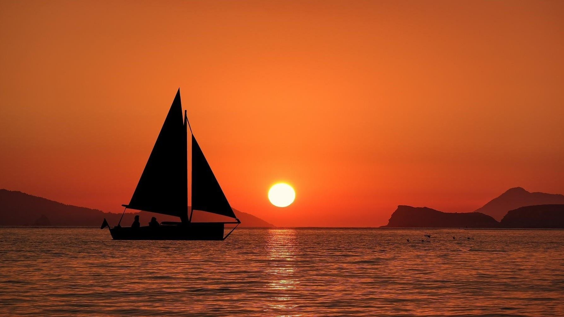 Lisbon private sunset sailboat experience