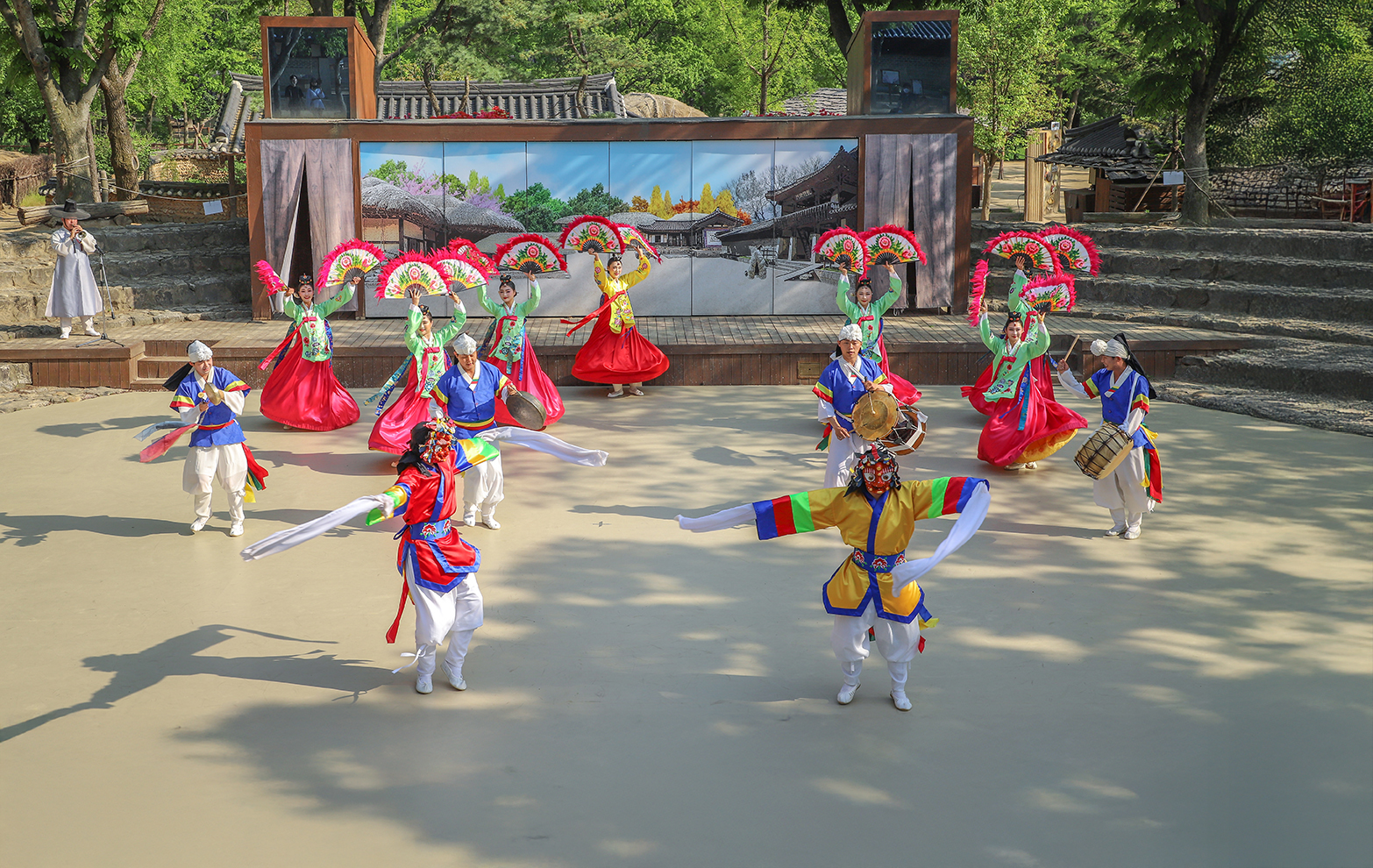 盡情欣賞精彩表演，如傳統婚禮、馬術武術及農民音樂表演。