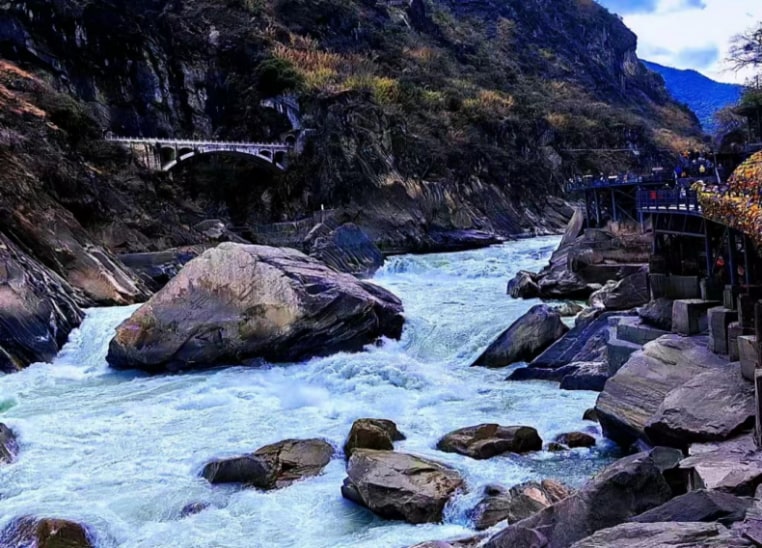 The canyon has a vertical height difference of more than 3,900 meters and is one of the deepest canyons in the world.