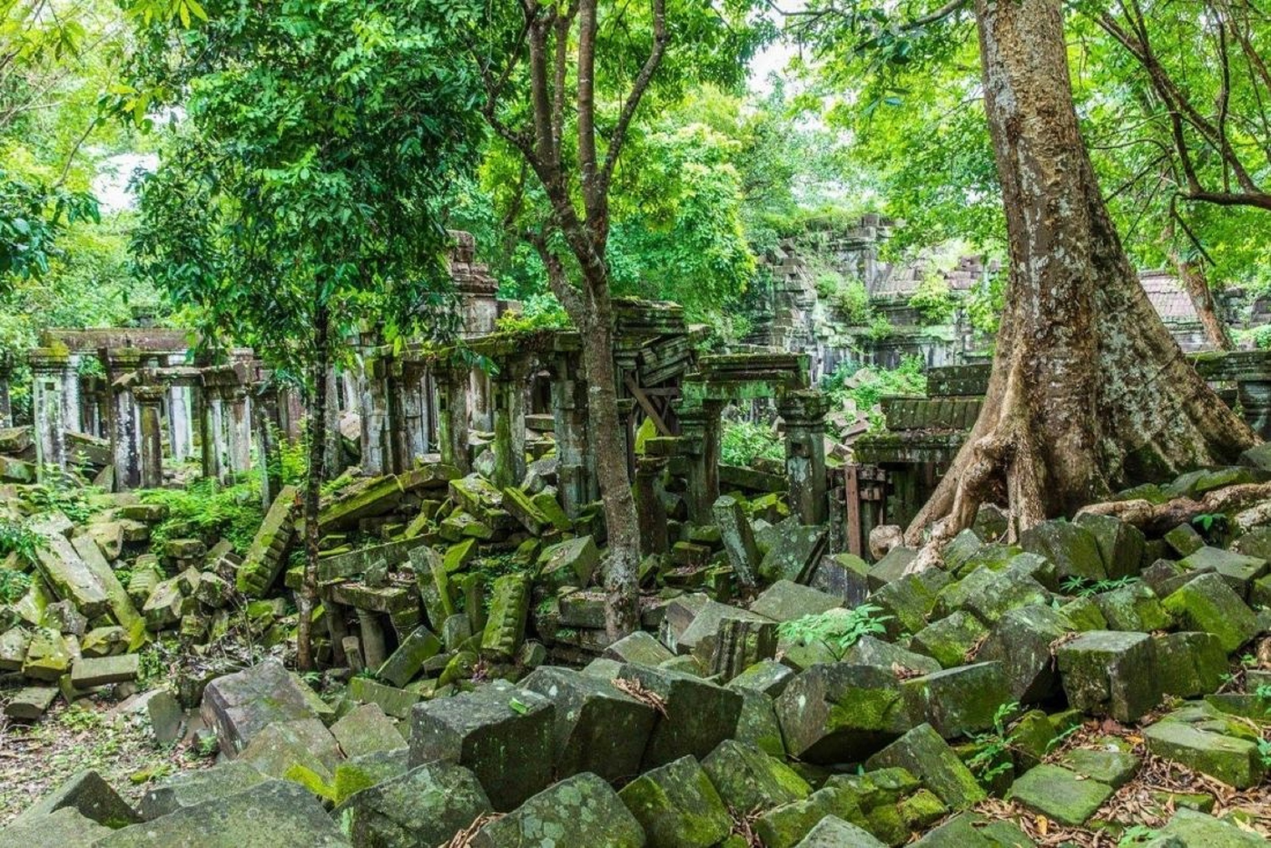 崩密列（Beng Mealea Temple）、女王宮（Banteay Srei Temple）和班提薩莫寺（Banreay Samre Temple）