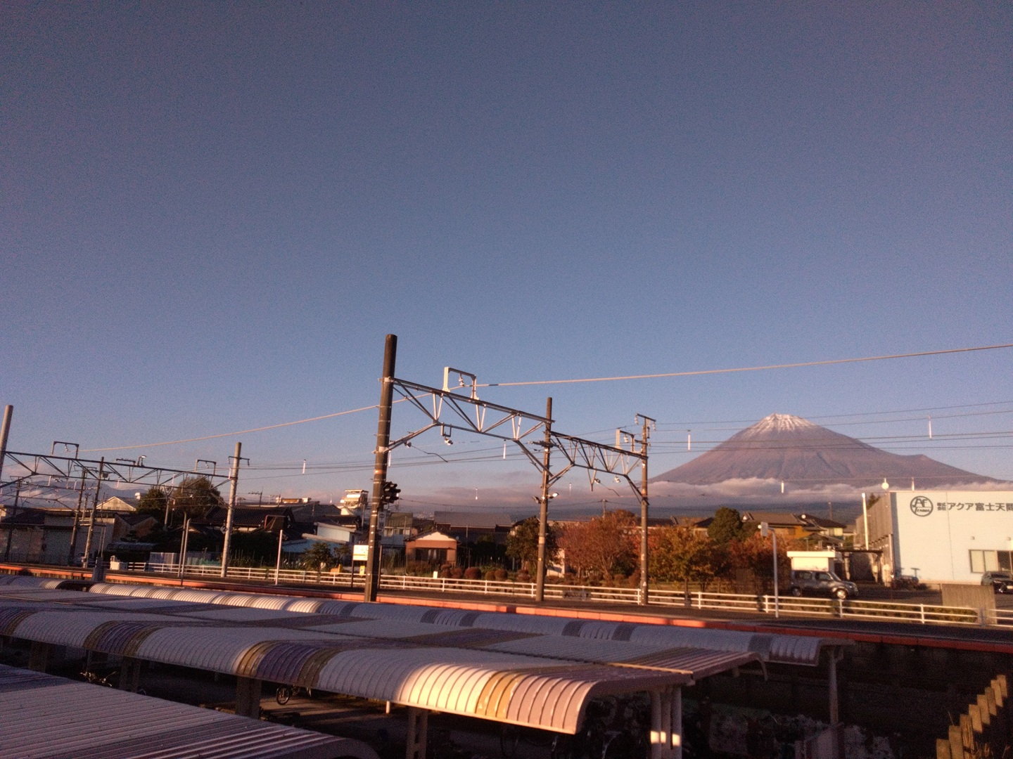 搭乘北齋特快列車前往富士根站