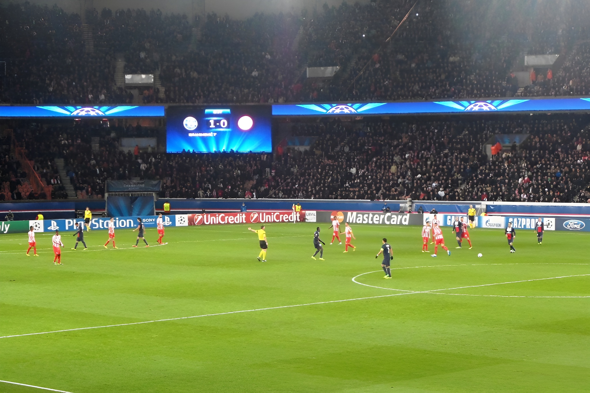 球迷的歡呼聲助推了巴黎聖日耳曼的勝利，他們在主場佔據了主導地位