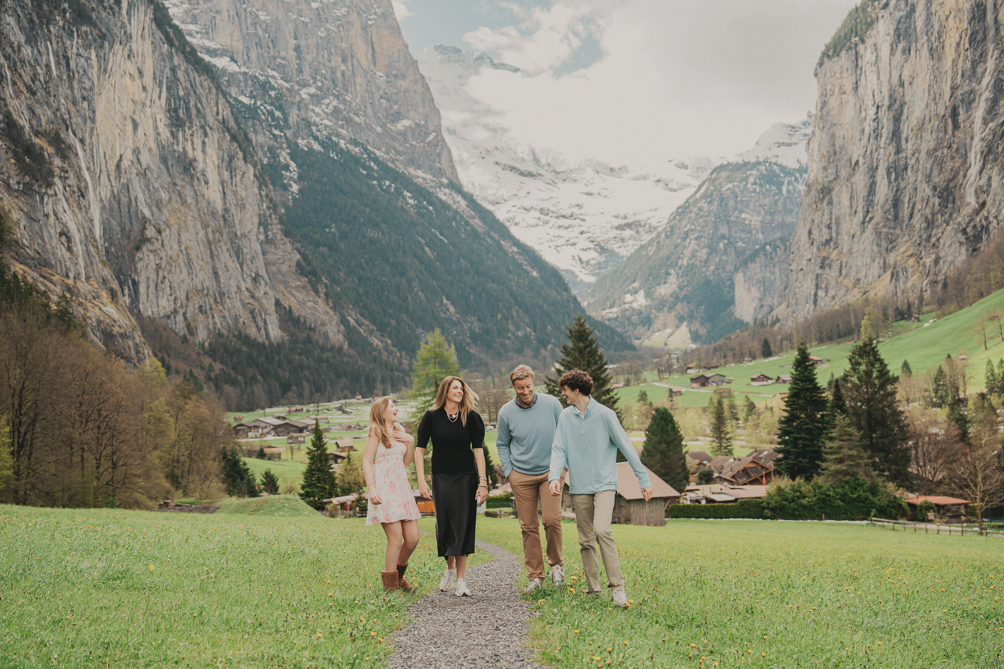 Private Photoshoot Tour: Lauterbrunnen & Wengen at the best spots