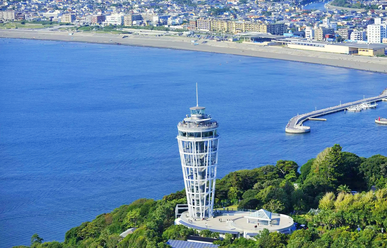 燈塔高聳臨海,觀景平臺環繞其上,遠眺相模灣海天一色,城市與海岸交織成畫,景色開闊壯美 燈塔高聳臨海,觀景平臺環繞其上,遠眺相模灣海天一色,城市與海岸交織成畫,景色開闊壯美