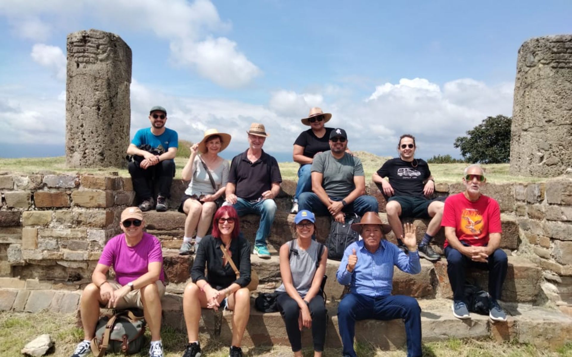 與旅伴們在阿爾班山 (Monte Alban) 的高處觀景點合影留念。