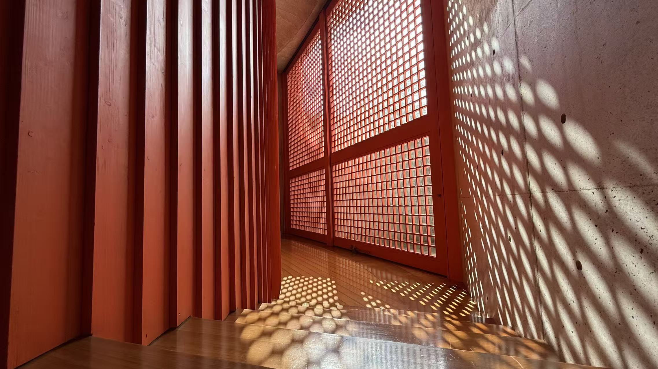 穿越昏暗石階，一抹正紅悄然浮現——那是心靈重生的入口，也是建築最深的告白。光與影，出片絕佳機位。