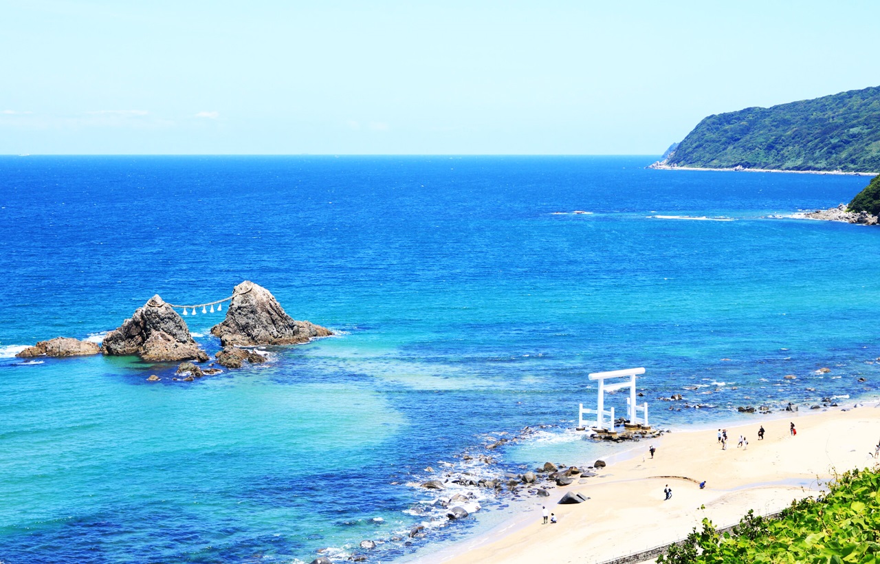 糸島海岸的象徵性景觀,兩座高約11米的岩石以注連繩相連,寓意夫婦結緣。前方矗立純白鳥居,傳說為“龍宮入口”,隨季節呈現不同海景,是攝影與祈福聖地。 糸島海岸的象徵性景觀,兩座高約11米的岩石以注連繩相連,寓意夫婦結緣。前方矗立純白鳥居,傳說為“龍宮入口”,隨季節呈現不同海景,是攝影與祈福聖地。