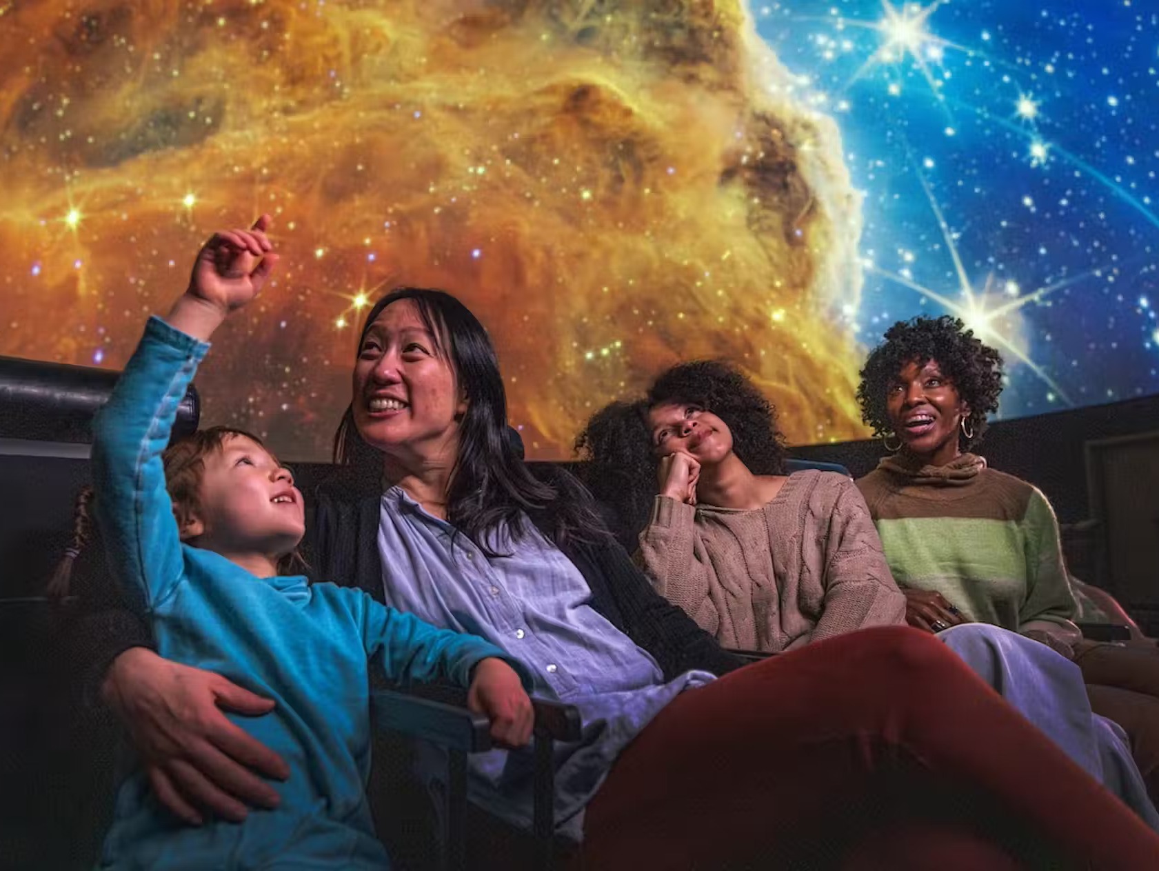 觀賞精彩刺激的現場科學演示,看專家們進行令人興奮的實驗 觀賞精彩刺激的現場科學演示,看專家們進行令人興奮的實驗