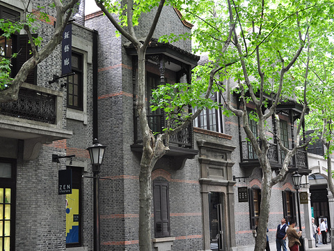 田子坊:石庫門弄堂改造的藝術街區,紅磚灰瓦間藏著創意工作室、畫廊與咖啡館。縱橫交錯的小巷佈滿手作店鋪,展現上海傳統與當代藝術的交融。 田子坊:石庫門弄堂改造的藝術街區,紅磚灰瓦間藏著創意工作室、畫廊與咖啡館。縱橫交錯的小巷佈滿手作店鋪,展現上海傳統與當代藝術的交融。